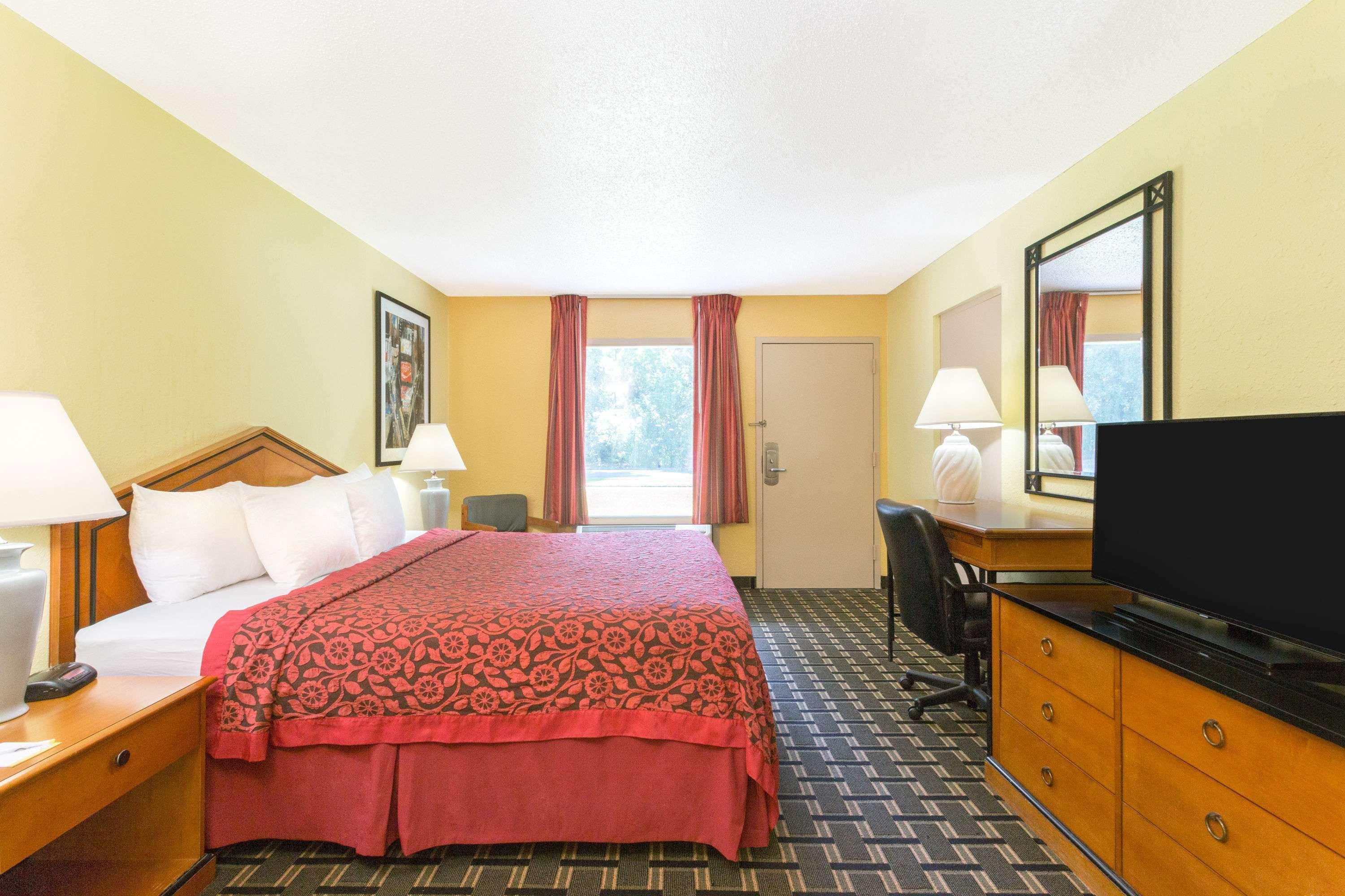 Days Inn By Wyndham Savannah Airport Exteriör bild