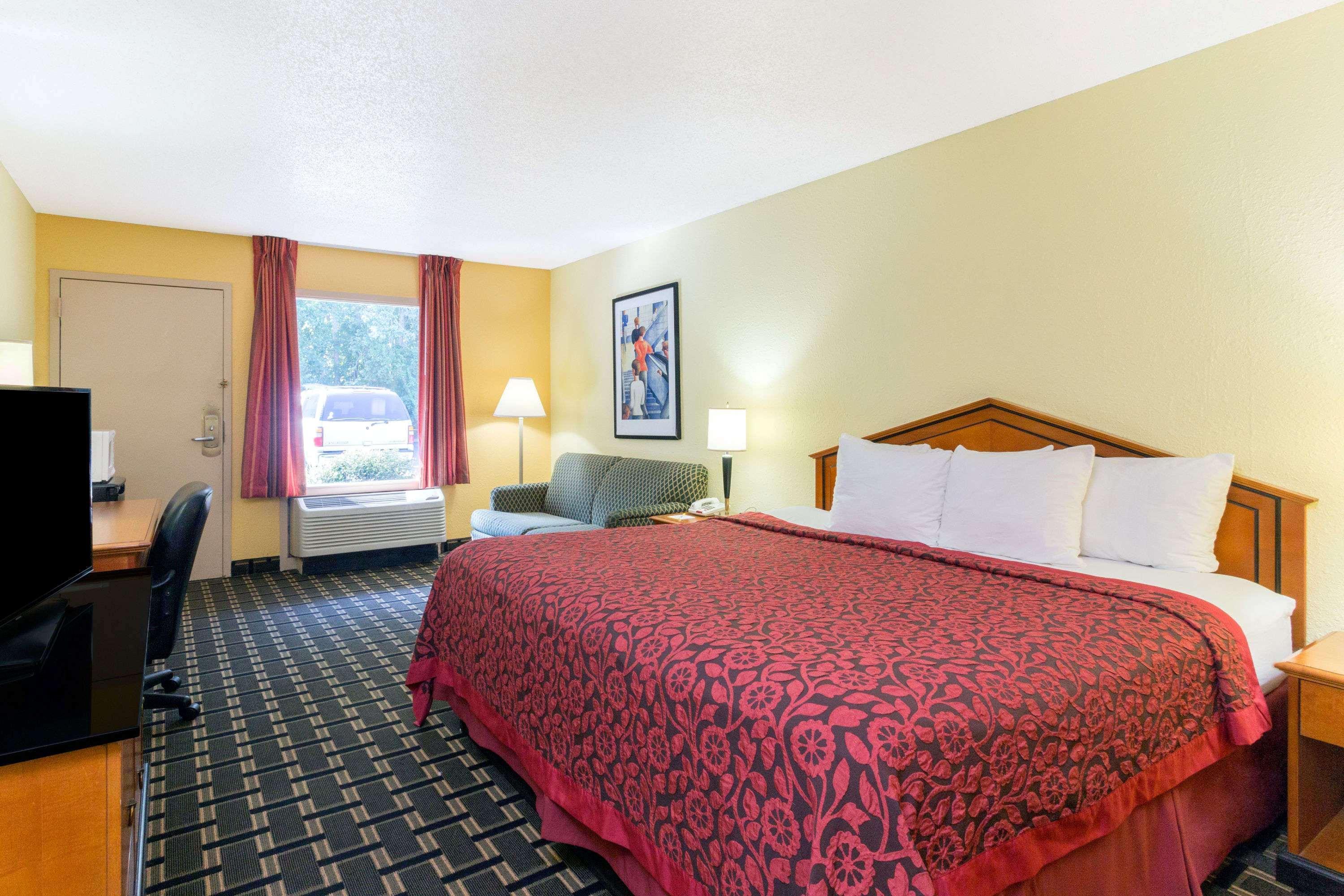 Days Inn By Wyndham Savannah Airport Exteriör bild