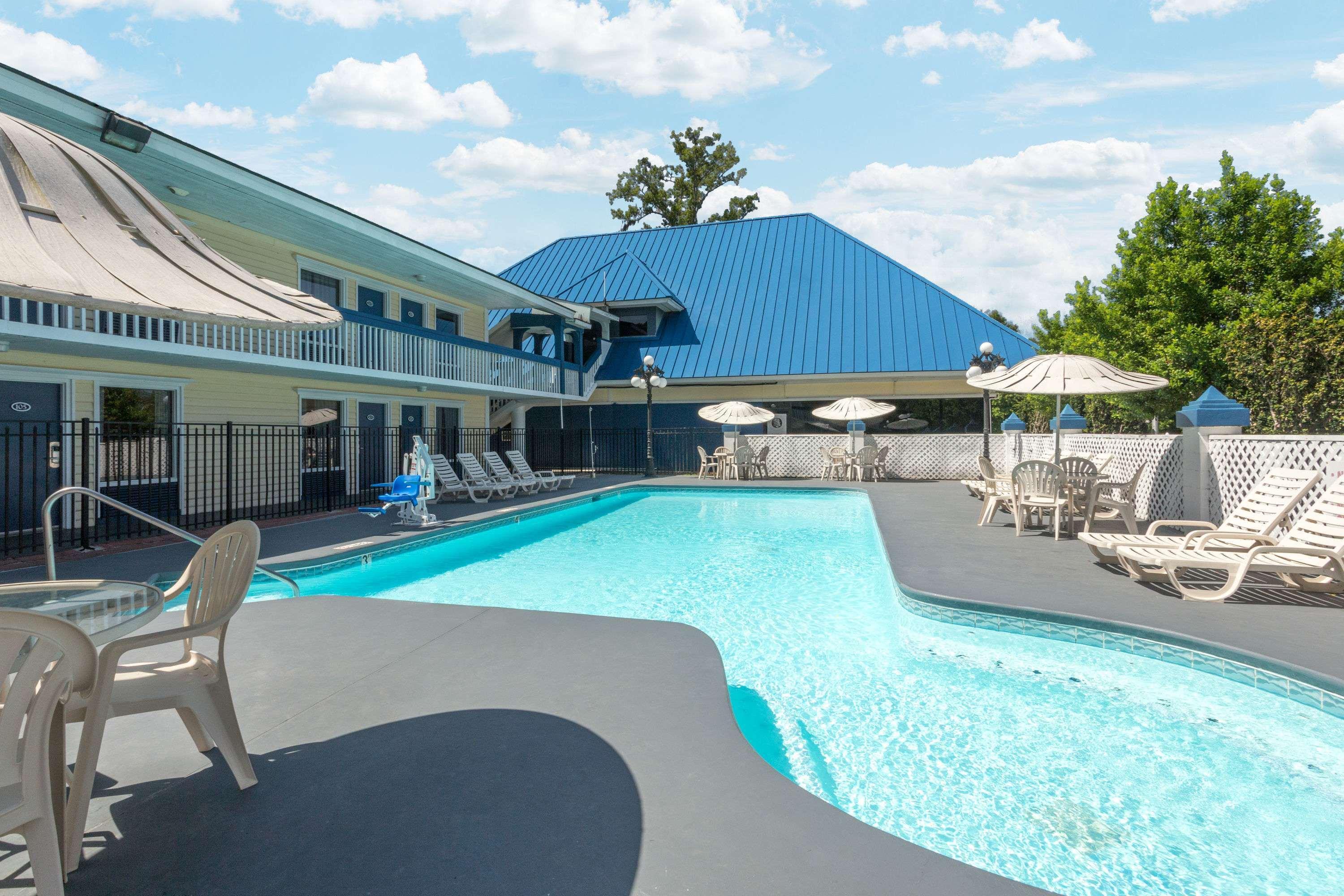 Days Inn By Wyndham Savannah Airport Exteriör bild