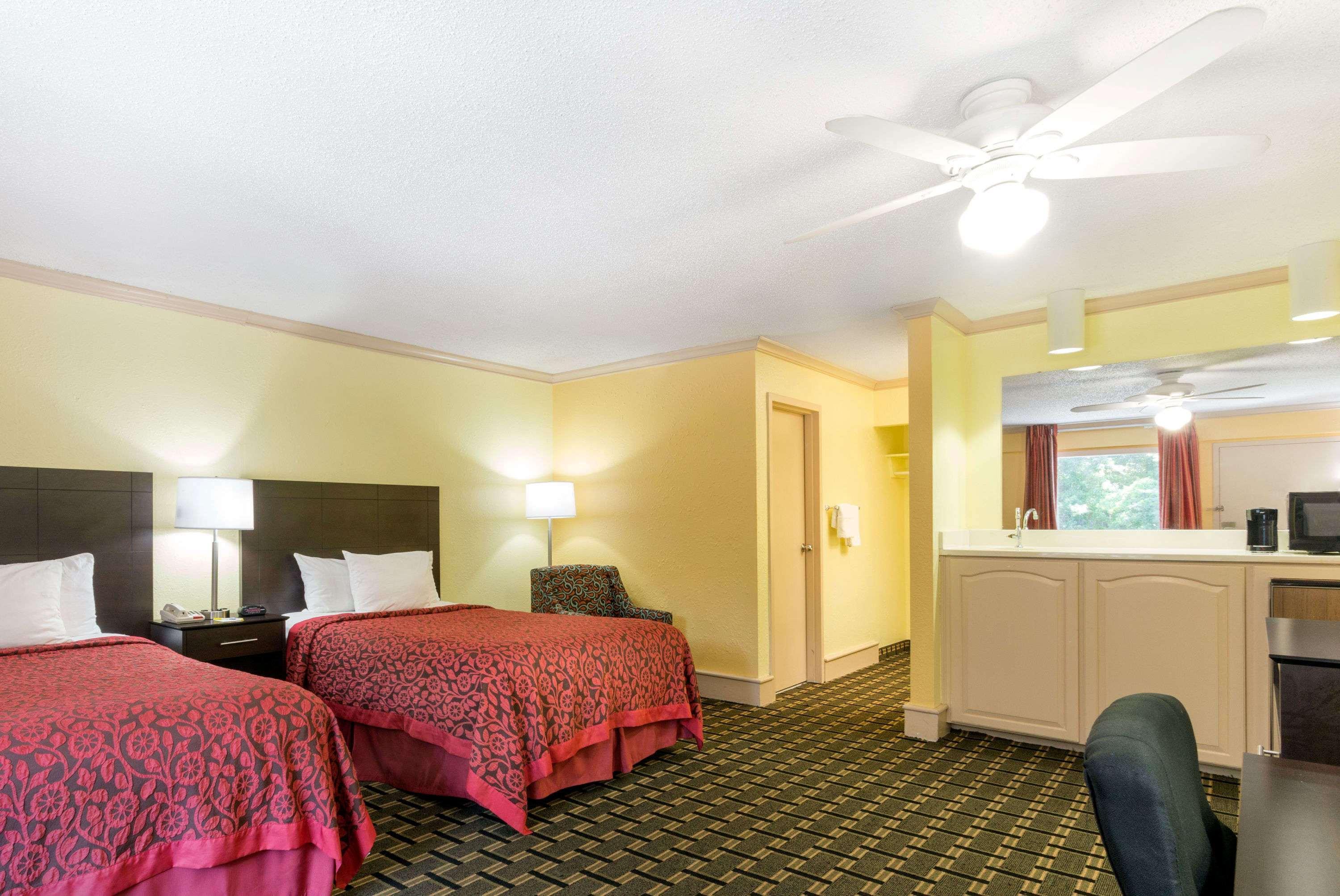 Days Inn By Wyndham Savannah Airport Exteriör bild
